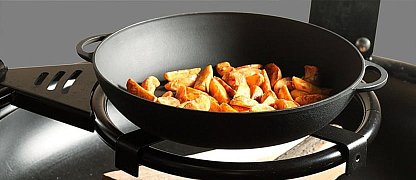 Регулируемая по высоте подставка под сковороду.