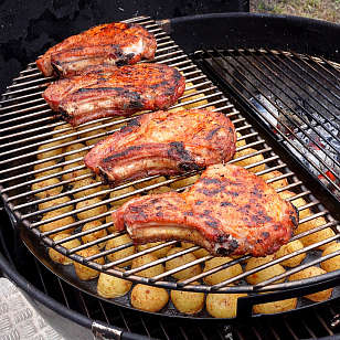 Подставка второго уровня для решетки Slow 'N Sear EasySpin для угольных грилей 57 см для приготовления пищи Подставка второго уровня для решетки Slow 'N Sear EasySpin для угольных грилей 57 см для сада