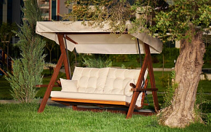 Качели трёхместные Lite Lyon с бежевыми подушками для дачи Качели трёхместные Lite Lyon с бежевыми подушками, садовая мебель