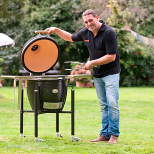 Керамический гриль Monolith Classic PRO 2.0 Black на ножках