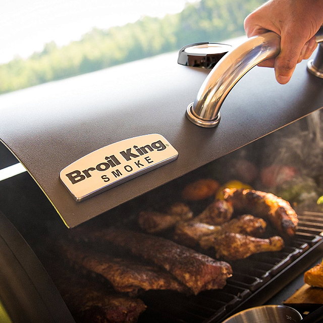 Угольный гриль-коптильня Broil King Regal Grill 400