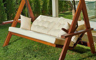 Качели трёхместные Lite Lyon с бежевыми подушками для дачи Качели трёхместные Lite Lyon с бежевыми подушками, садовая мебель