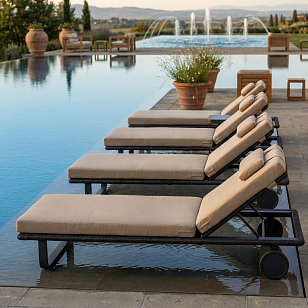Шезлонг КОСТА С на колесах, каркас карбон, матрас бежевый (с подушкой), садовая мебель