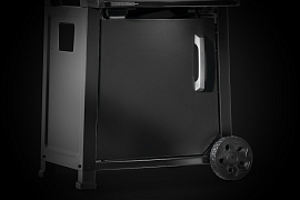 Фасад основания закрыт дверкой