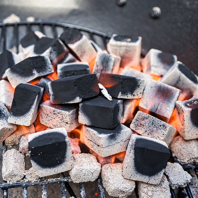 Уголь для ладана. Железорудные брикеты. Угли для кальяна маленькие. Горящие угли для кальяна. Угольные брикеты шестигранник.