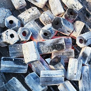 Угольные брикеты 800 DEGREES PROFESSIONAL, 10 КГ для приготовления пищи Угольные брикеты 800 DEGREES PROFESSIONAL, 10 КГ для сада