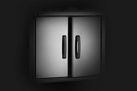 Основание гриля закрыто дверцами