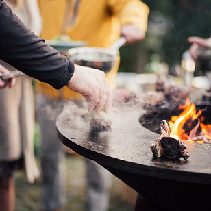 Дровяной гриль-очаг OFYR Classic 85-100 OCS с поленницей для приготовления пищи Дровяной гриль-очаг OFYR Classic 85-100 OCS с поленницей для сада