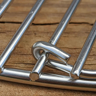 Вращающаяся решетка Slow 'N Sear EasySpin для угольных грилей 57 см, с откидной створкой для приготовления пищи Вращающаяся решетка Slow 'N Sear EasySpin для угольных грилей 57 см, с откидной створкой для сада