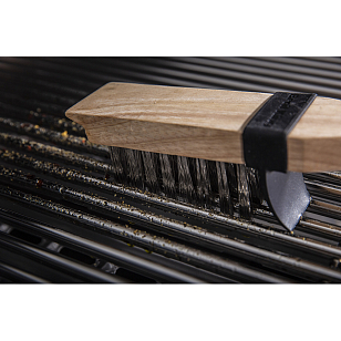 Щетка Broil King деревянная с брызговиком стальная для приготовления пищи Щетка Broil King деревянная с брызговиком стальная для сада