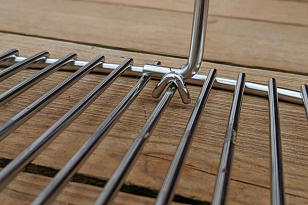 Подставка второго уровня для решетки Slow 'N Sear EasySpin для угольных грилей 57 см для приготовления пищи Подставка второго уровня для решетки Slow 'N Sear EasySpin для угольных грилей 57 см для сада