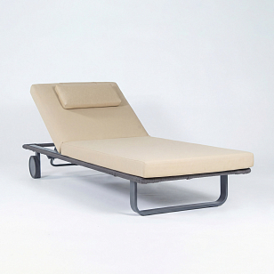 Шезлонг КОСТА С на колесах, каркас карбон, матрас бежевый (с подушкой), садовая мебель