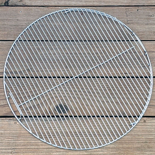 Вращающаяся решетка Slow 'N Sear EasySpin для угольных грилей 57 см, с откидной створкой для приготовления пищи Вращающаяся решетка Slow 'N Sear EasySpin для угольных грилей 57 см, с откидной створкой для сада