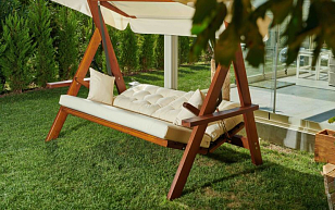 Качели трёхместные Lite Lyon с бежевыми подушками для дачи Качели трёхместные Lite Lyon с бежевыми подушками, садовая мебель