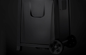 Фасад основания закрыт панелью