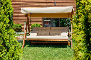 Качели трёхместные Lite Lyon с песочными подушками для дачи Качели трёхместные Lite Lyon с песочными подушками, садовая мебель