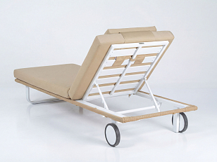 Шезлонг КОСТА С на колесах, каркас белый, матрас бежевый (с подушкой), садовая мебель