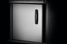 Основание гриля закрыто дверкой