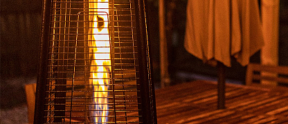 Стеклянная колба с живым пламенем