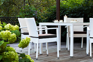 Обеденная группа Joygarden Milano белый на 4 персоны с подлокотниками для дачи Обеденная группа Joygarden Milano белый на 4 персоны с подлокотниками, садовая мебель