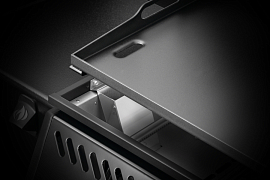 Отверстие в противне для сбора соков и жира