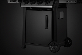 Фасад основания закрыт дверкой