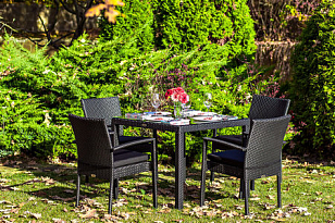Обеденная группа Joygarden Milano черный на 4 персоны с подлокотниками для дачи Обеденная группа Joygarden Milano черный на 4 персоны с подлокотниками, садовая мебель