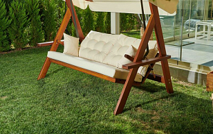Качели трёхместные Lite Lyon с бежевыми подушками для дачи Качели трёхместные Lite Lyon с бежевыми подушками, садовая мебель