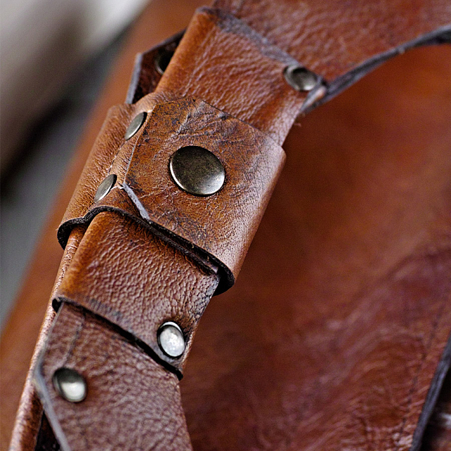 Дровница Concretika кожаная с подставкой 