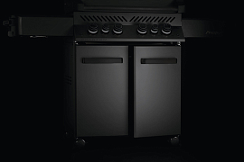 Основание гриля закрыто дверками