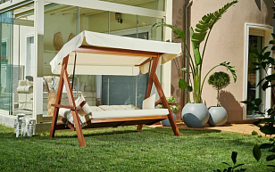 Качели трёхместные Lite Lyon с бежевыми подушками для дачи Качели трёхместные Lite Lyon с бежевыми подушками, садовая мебель