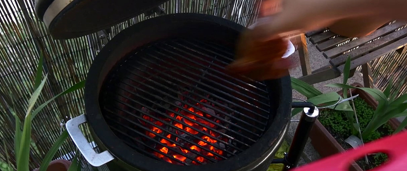 Керамический гриль Monolith Junior Red 2.0 на ножках