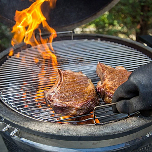 Вращающаяся решетка Slow 'N Sear EasySpin для угольных грилей 57 см, с откидной створкой для приготовления пищи Вращающаяся решетка Slow 'N Sear EasySpin для угольных грилей 57 см, с откидной створкой для сада