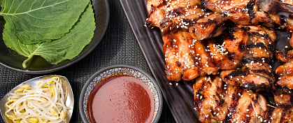 Пряные куриные крылышки на гриле в кунжуте с огуречным салатом